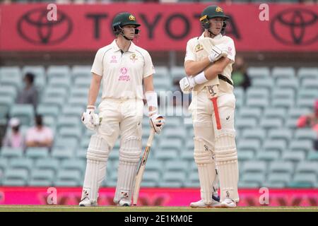 Sydney, Australien. Januar 2021. Steven Smith aus Australien und Marnus Labuschagne aus Australien warten auf eine VIS-Entscheidung beim 3. Internationalen Testspiel zwischen Australien und Indien am Sydney Cricket Ground, Sydney, Australien am 8. Januar 2021. Foto von Peter Dovgan. Nur redaktionelle Verwendung, Lizenz für kommerzielle Nutzung erforderlich. Keine Verwendung bei Wetten, Spielen oder Veröffentlichungen einzelner Vereine/Vereine/Spieler. Kredit: UK Sports Pics Ltd/Alamy Live Nachrichten Stockfoto