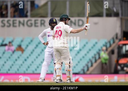 Sydney, Australien. Januar 2021. Steven Smith aus Australien erhält 50 Punkte beim 3. Internationalen Testspiel zwischen Australien und Indien am Sydney Cricket Ground, Sydney, Australien am 8. Januar 2021. Foto von Peter Dovgan. Nur redaktionelle Verwendung, Lizenz für kommerzielle Nutzung erforderlich. Keine Verwendung bei Wetten, Spielen oder Veröffentlichungen einzelner Vereine/Vereine/Spieler. Kredit: UK Sports Pics Ltd/Alamy Live Nachrichten Stockfoto