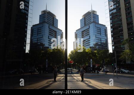 Santiago, Metropolitana, Chile. Januar 2021. Die Spiegelung der Stadt in einem Schaufenster. Quelle: Matias Basualdo/ZUMA Wire/Alamy Live News Stockfoto