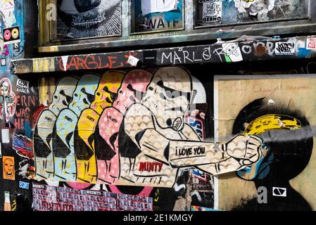 London, England: 24. Mai 2017. Rainbow Stormtroopers des Straßenkünstlers Minty in der Buxton St an der Brick Lane, Shoreditch, London, Großbritannien. Alamy Stock Image/Jayne Stockfoto