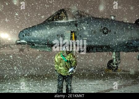 Pyeongtaek, Südkorea. Januar 2021. Ein US-Airman bereitet ein Luftunterstützungsflugzeug A-10 Thunderbolt II für den Flugbetrieb bei starkem Schneefall auf der Osan Air Base am 6. Januar 2021 in Pyeongtaek, Südkorea, vor. Quelle: Planetpix/Alamy Live News Stockfoto