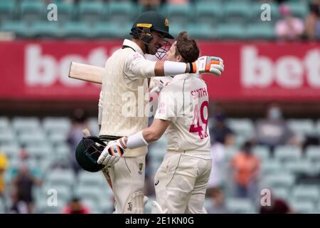 Sydney, Australien. Januar 2021. Steven Smith aus Australien punktet ein Jahrhundert und wird von Mitchell Starc aus Australien beim 3. Internationalen Testspiel zwischen Australien und Indien am Sydney Cricket Ground, Sydney, Australien, am 8. Januar 2021 umarmt. Foto von Peter Dovgan. Nur redaktionelle Verwendung, Lizenz für kommerzielle Nutzung erforderlich. Keine Verwendung bei Wetten, Spielen oder Veröffentlichungen einzelner Vereine/Vereine/Spieler. Kredit: UK Sports Pics Ltd/Alamy Live Nachrichten Stockfoto