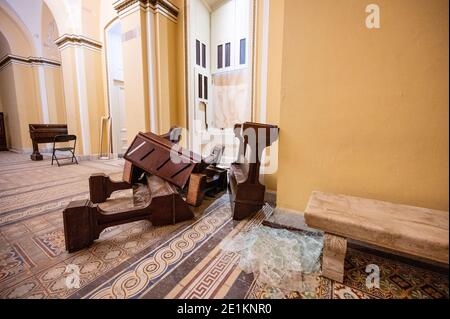 Washington, Usa. Januar 2021. Vernagelt zerbrochene Fenster und umgestürelte Möbel sind im ersten Stock des Kapitols abgebildet, als Teil der Schäden durch den Protest. Kredit: SOPA Images Limited/Alamy Live Nachrichten Stockfoto