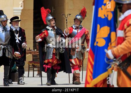 Inspektion der Garnison in Fort Saint Elmo durch den Großbailli des Ordens St. John in Valletta, Malta Stockfoto