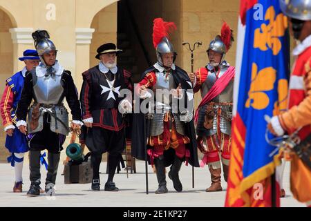 Inspektion der Garnison in Fort Saint Elmo durch den Großbailli des Ordens St. John in Valletta, Malta Stockfoto