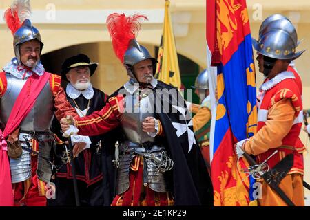 Inspektion der Garnison in Fort Saint Elmo durch den Großbailli des Ordens St. John in Valletta, Malta Stockfoto