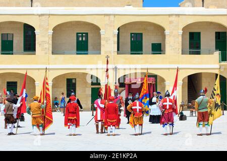 Inspektion der Garnison im Fort St. Elmo der Grand Gerichtsvollzieher in Valletta, Malta Stockfoto