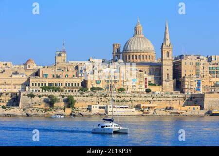 Panoramablick über die St. Paul's Anglican Cathedral & Carmelite Church in Valletta, Malta Stockfoto