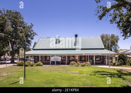 20. Dezember 2020 Milawa Australien : Milawa Providore Lebensmittelgeschäft und Redbank Cellars Weinkeller Weinprobe in Milawa, Victoria, Australien Stockfoto