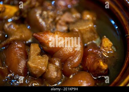 Ein Topf mit köstlichem chinesischem Essen, süßem und saurem Schweinshaxe-Ingwer Stockfoto