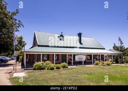 20. Dezember 2020 Milawa Australien : Milawa Providore Lebensmittelgeschäft und Redbank Cellars Weinkeller Weinprobe in Milawa, Victoria, Australien Stockfoto