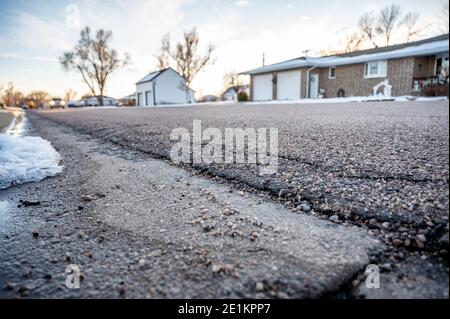 Methode der Anwendung einer Asphaltschicht auf einem Vorhandener Betonunterboden Stockfoto