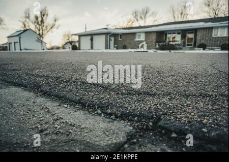 Methode der Anwendung einer Asphaltschicht auf einem Vorhandener Betonunterboden Stockfoto