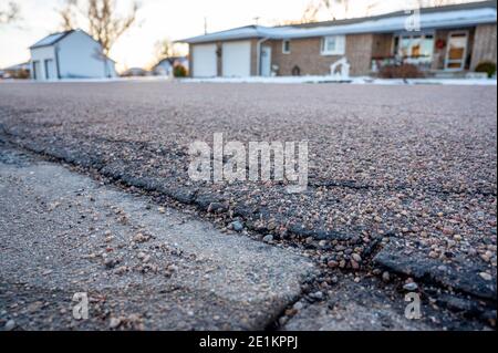 Methode der Anwendung einer Asphaltschicht auf einem Vorhandener Betonunterboden Stockfoto