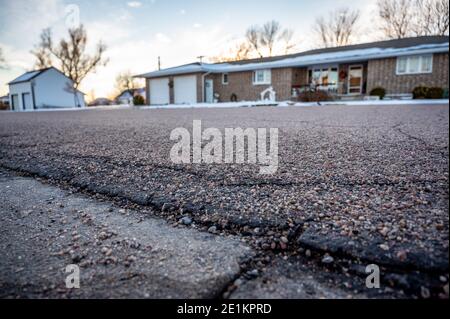 Methode der Anwendung einer Asphaltschicht auf einem Vorhandener Betonunterboden Stockfoto