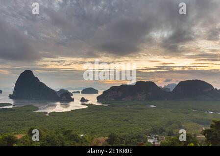 Samet Nangshe Aussichtspunkt bei Sonnenaufgang in Phang nga, Thailand. Stockfoto