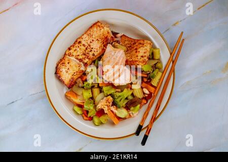 Filet aus rosa Lachs mit asiatischem Rührgemüse. Draufsicht. Stockfoto