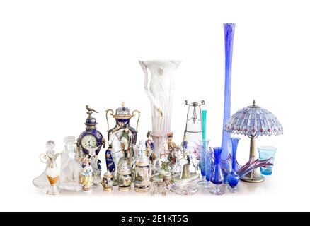 Sammlung von antiken Porzellan Geschirr auf dem weißen Hintergrund Stockfoto