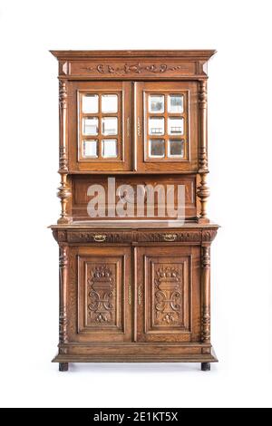 Alte Küche Sideboard vom Ende des 19. Jahrhunderts mit Spiegel Türen. Isoleted Pfad auf dem weißen Hintergrund. Stockfoto