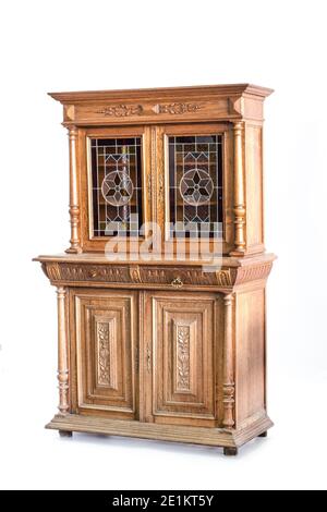 Alte Küche Sideboard vom Ende des 19. Jahrhunderts. Isoleted Pfad auf dem weißen Hintergrund. Stockfoto