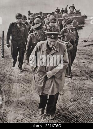 Churchill über den Rhein, durch Marschall Montgomery, General Sir Alan Brooke, Generalstabschef begleitet, und eine Gruppe von Verbündeten senior aus Stockfoto