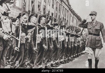 General Charles de Gaulle. Er überprüft die Kommandos der Freien französischen Seestreitkräfte. Stockfoto