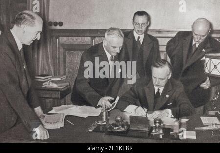 Die Unterzeichnung des Molotov-Ribbentrop-Pakts. Ribbentrop, nach Molotow, unterzeichneten die diplomatischen Instrumente des Paktes, die in diskutiert wurde Stockfoto