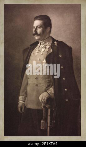 Erzherzog Franz Ferdinand von Österreich (1863 - 1914) in Uniform als Allgemeine mit Mantel und Säbel. Heliogravüre nach Gemälden von Berthold Lippay. Wien Stockfoto