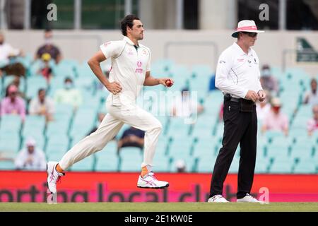 Sydney, Australien. Januar 2021. Mitchell Starc of Australia bowls beim 3. Internationalen Testspiel zwischen Australien und Indien am Sydney Cricket Ground, Sydney, Australien am 8. Januar 2021. Foto von Peter Dovgan. Nur redaktionelle Verwendung, Lizenz für kommerzielle Nutzung erforderlich. Keine Verwendung bei Wetten, Spielen oder Veröffentlichungen einzelner Vereine/Vereine/Spieler. Kredit: UK Sports Pics Ltd/Alamy Live Nachrichten Stockfoto