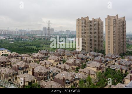 City View -Villen und Wolkenkratzer in Wuxi City, Jiangsu Provinz, China. Stockfoto