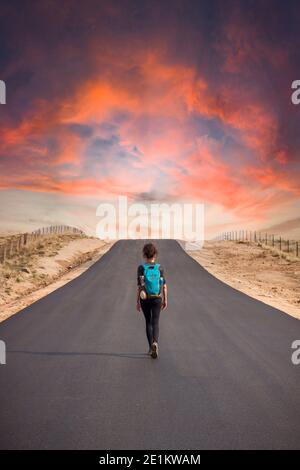 Person, die eine neue Solo-Reise beginnt. Veränderung im Leben voller Abenteuer und Unsicherheit. Fahren Sie auf der Straße nach Santiago de Compostela. Stockfoto