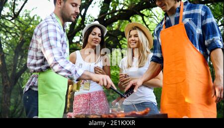 Freunde in einem Grillfest in der Natur Stockfoto
