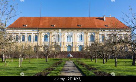 Dachau, Deutschland - 18. Nov 2020: Panorama mit Schloss Dachau. Im Vordergrund der Hofgarten. Der Palast war einst eine Sommerresidenz des Hauses Stockfoto