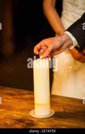 Der Bräutigam und die Braut mit Kerzen. Hochzeitszeremonie in der Kirche. Hochwertige Fotos Stockfoto