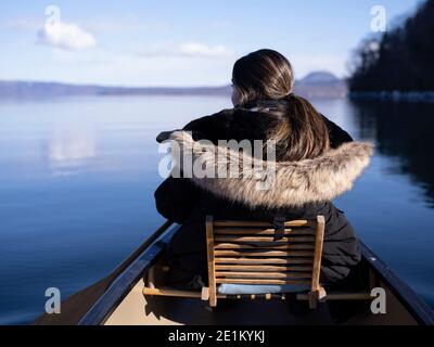 Winter Kanufahren auf dem See Kussaro 屈斜路湖, Kussaro-ko Caldera See Akan Nationalpark, Hokkaido, Japan. Stockfoto