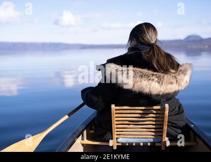 Winter Kanufahren auf dem See Kussaro 屈斜路湖, Kussaro-ko Caldera See Akan Nationalpark, Hokkaido, Japan. Stockfoto