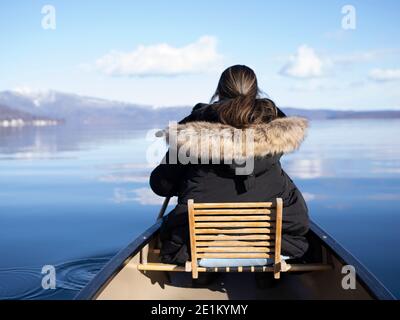 Winter Kanufahren auf dem See Kussaro 屈斜路湖, Kussaro-ko Caldera See Akan Nationalpark, Hokkaido, Japan. Stockfoto