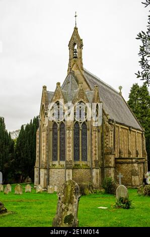 Historische Kirche von Saint Mary im Dorf Itchen Stoke in Hampshire an einem bewölkten Herbsttag. Stockfoto