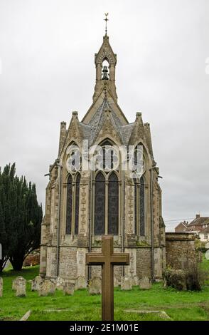 Blick auf das East End der Church of Saint Mary im Hampshire Dorf Itchen Stoke an einem bewölkten Herbsttag. Stockfoto