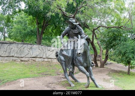 Statue eines Cowboys auf einem Pferd auf dem Pioneer Plaza in Dallas, Texas, USA. Stockfoto