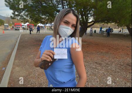 Los Angeles, Usa. Januar 2021. Zahntechnikerin Karen Valderrama zeigt am Donnerstag, 7. Januar 2021, ihre COVID-19-Impfkarte auf der Hansen Dam-Impfstelle in Los Angeles. Die Los Angeles Times berichtete, dass an den Standorten Menschenmengen von nicht-medizinischen Mitarbeitern, die versuchten, den Impfstoff zu erhalten, getroffen wurden und dass etwa 100 Menschen Impfstoffe erhielten, ohne Beweise dafür zu zeigen, dass sie in der Gesundheitsbranche arbeiteten. Foto von Jim Ruymen/UPI Kredit: UPI/Alamy Live Nachrichten Stockfoto