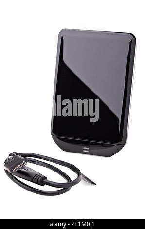 Vielseitige Festplatte mit USB-Kabel auf weißem Hintergrund Stockfoto