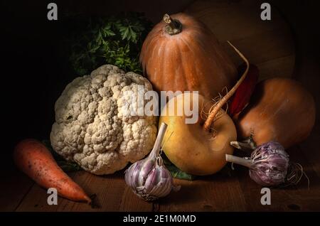 Blumenkohl und andere Gemüse in einem rustikalen Stil auf einem Dunkler Holzhintergrund Stockfoto