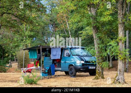 VW T4 Camping mit Offroad Camper VW T4 Syncro California Coach Campervan mit Pop-up-Dach an der Loire, Frankreich Stockfoto