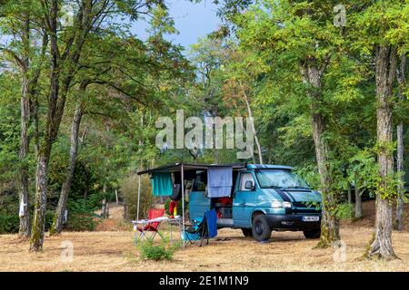 VW T4 Camping mit Offroad Camper VW T4 Syncro California Coach Campervan mit Pop-up-Dach an der Loire, Frankreich Stockfoto