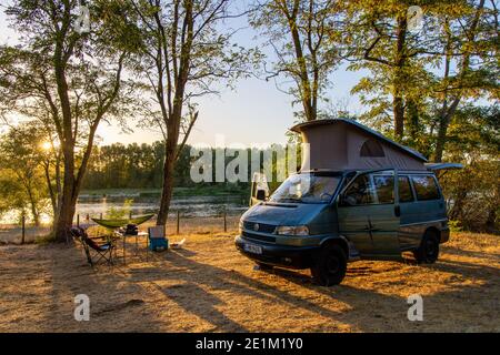 VW T4 Camping mit Offroad Camper VW T4 Syncro California Coach Campervan mit Pop-up-Dach an der Loire, Frankreich Stockfoto