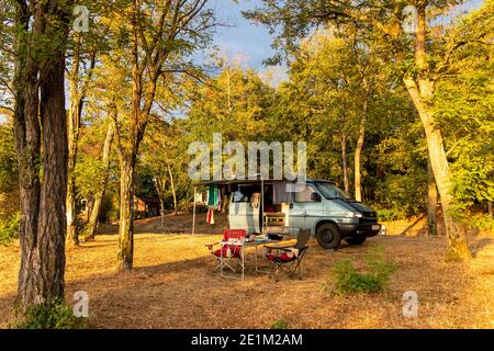 VW T4 Camping mit Offroad Camper VW T4 Syncro California Coach Campervan mit Pop-up-Dach an der Loire, Frankreich Stockfoto