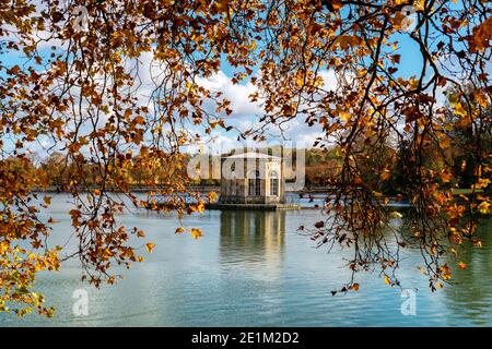 Pavilion in the middle of the Carp Pond and Fontainebleau castle in autumn Stockfoto