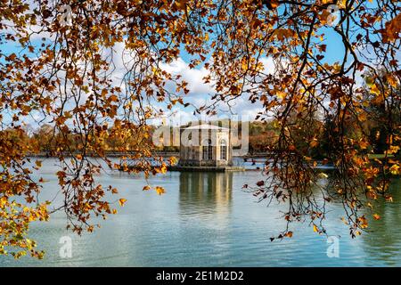 Pavillon in der Mitte des Karpfenteiches und Fontainebleau Schloss im Herbst Stockfoto