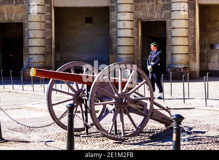 Stockholm, Schweden - April 04 2013: Große Geschütze und Ehrenwache im Königlichen Palast in Stockholm, der Hauptstadt Schwedens. Stockfoto